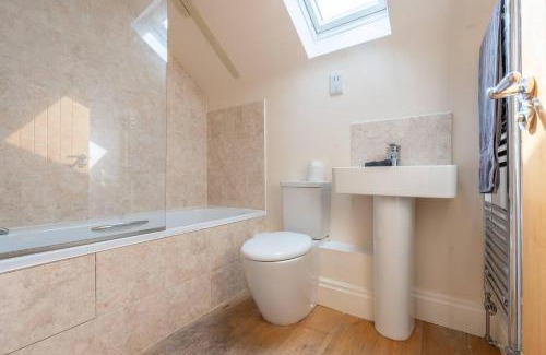 Newport Apartment | Charming 1-Bed loft in Caerleon