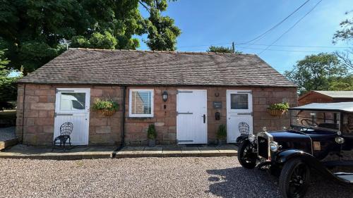 Cauldon Low House | Charming 1 Bed Peak District Cottage Barn - Alton Towers, Scarefest, Polar Bears, Chatsworth