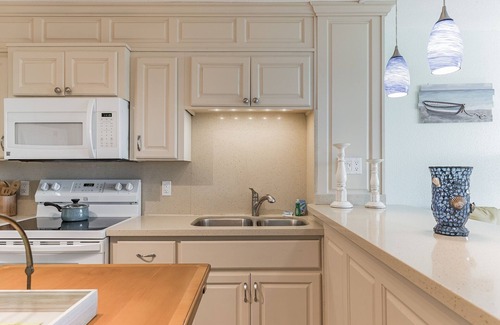 South Padre Island Condo | Charming 1 Bedroom, 3 Minute Walk To The Beach Condo by RedAwning