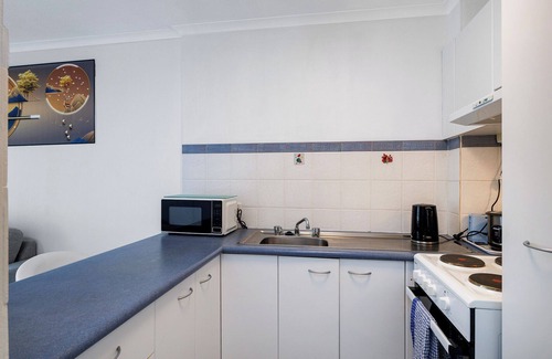 Burleigh Heads Apartment | Charming 1-Bed with pool & close to the beach!