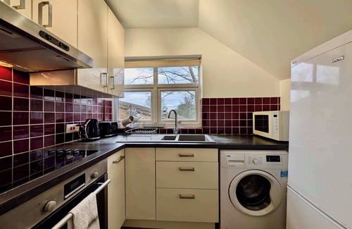 West Finchley Apartment | Charming 1-Bedroom Flat in London