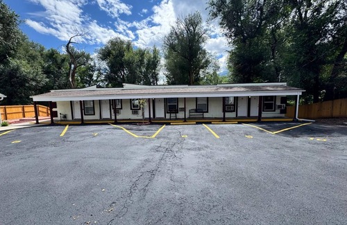 West Colorado Springs Apartment | Charming 1-bedroom apartment in marvelous Colorado Springs with AC and heating