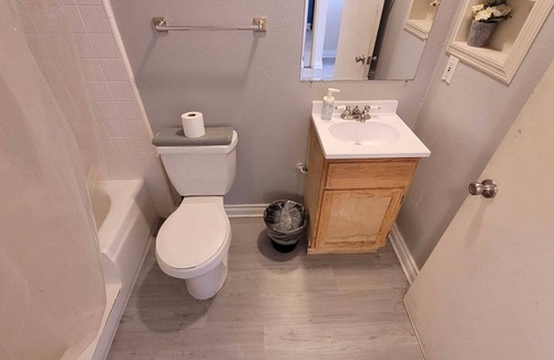 Beverly Hills Apartment | Charming 1-bedroom apartment in brilliant Beverly Hills with AC, WiFi