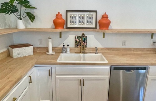 Tyler Cottage | Charming 1-bedroom cottage central to town, close to hospitals