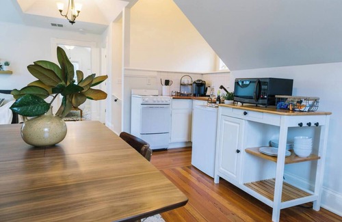 East Side Cottage | Charming 1-bedroom enchanting cottage with goats in Atlanta's Grant Park