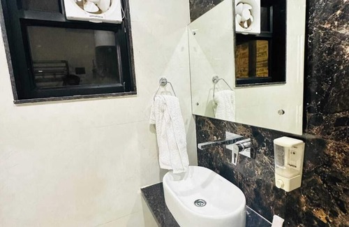 Taj Ganj Hotel | Charming 1-bedroom hotel in delightful Agra with AC and attached washroom