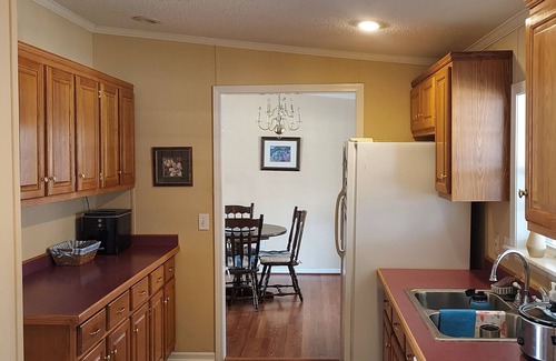 Westlake Corner House | Charming 1-bedroom house in lovely Moneta with WiFi, AC