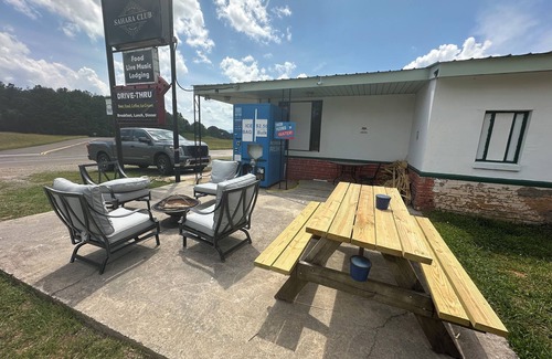 Isabella Apartment | Charming 1-bedroom in roadside motel in Copperhill with bar & grill on-site