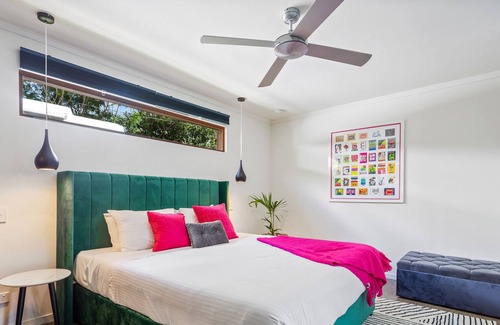 Tewantin House | Charming 1-Bedroom Tropical Haven with a Backyard