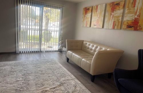 Burnham House | Charming 1-bedroom unit in fantastic Burnham with AC, WiFi, Laundry & parking.