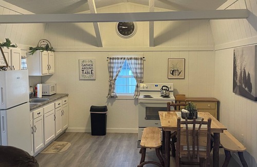 Kerr Cottage | Charming 1-bedroom cottage with AC, WiFi in welcoming Centerville