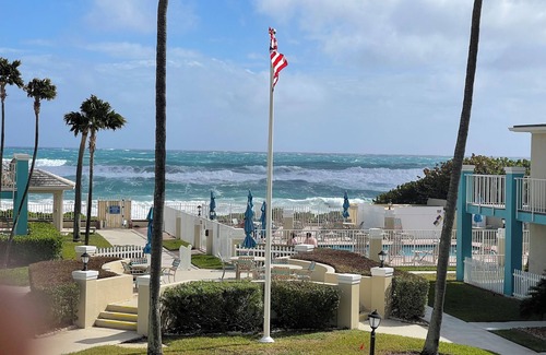 Gulf Stream Resort | Charming 1-bedroom resort in pleasant Delray Beach with AC