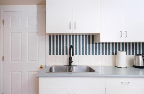 South Surrey Apartment | Charming 1 br Retreat in South Surrey White Rock