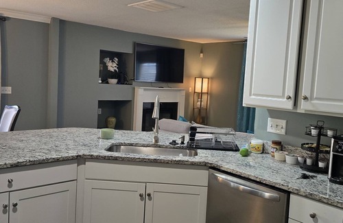 Paw Creek House | Charming 1- queen-bedroom house near Uptown Charlotte & CLT Airport
