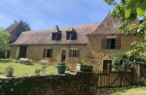Pezuls Cottage | Charming 18th Century Home with Private Pool near Périgord Attractions