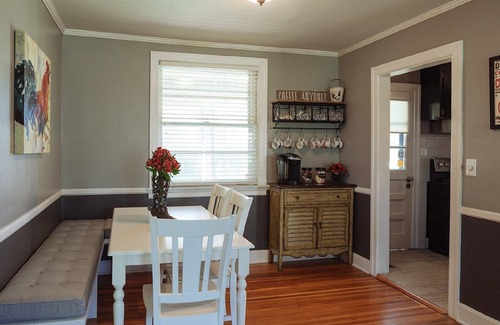 Merry Oaks House | Charming 1950's home- 3 Bedroom/2 Bath, 2.5ml from airport/7ml to downtown Nash