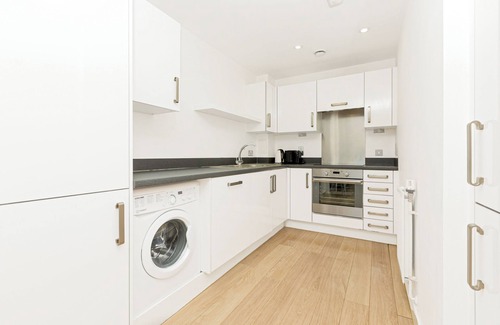 Ferndale Apartment | Charming 1BR w/balcony & stunning views in Brixton