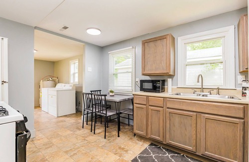 Muncie House | Charming 2-bed/1-bath house close to IUH Ball, BSU in Muncie