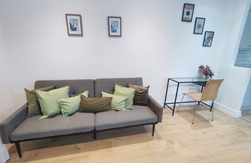 Stratford Apartment | Charming 2-bed Apartment in London