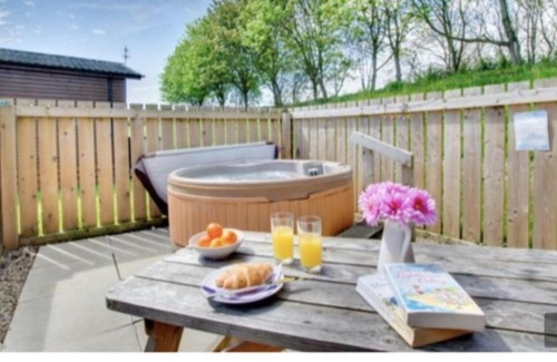 Morpeth House | Charming 2-Bed Lodge with Hot tub in Morpeth