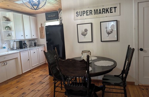 Mountain View House | Charming 2-bedroom house with AC, WiFi; Blue Roof on Jackson Street
