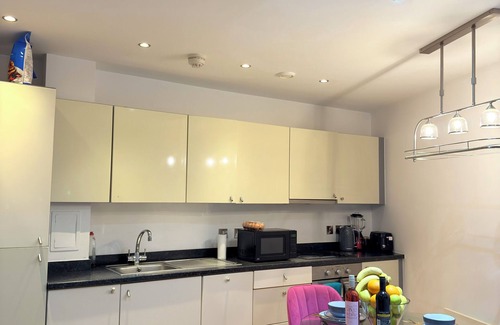 The Docks Apartment | Charming 2-bedroom apartment in delightful Liverpool with WiFi