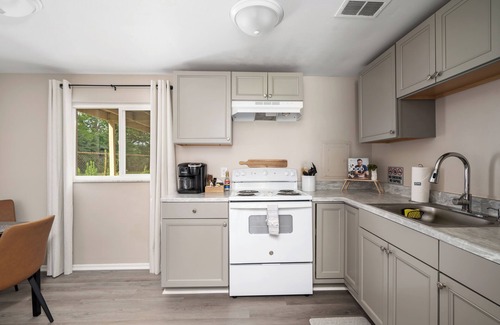 Columbus Apartment | Charming 2-bedroom apartment with AC, WiFi near OSU and Hospitals