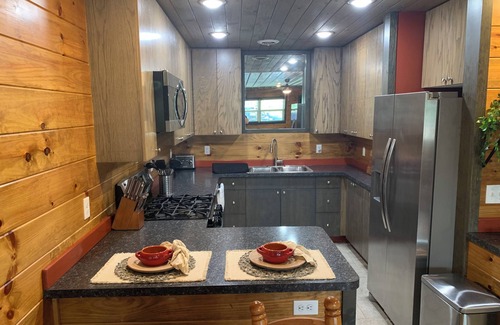 Wilder Apartment | Charming 2-bedroom apartment with WiFi, AC, Washer and Dryer in quaint Grimsley