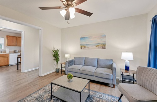 Buckroe Beach Apartment | Charming 2-bedroom apartment in delightful Hampton with WiFi, 30+ Day Stay