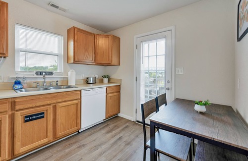 Buckroe Beach Apartment | Charming 2-bedroom apartment in delightful Hampton with WiFi, 30+ Day Stay