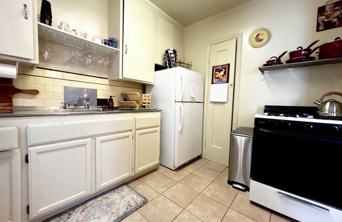 Cleveland Heights Apartment | Charming 2-bedroom apartment in Oakland with WiFi. Lake view