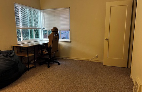 Cleveland Heights Apartment | Charming 2-bedroom apartment in Oakland with WiFi. Lake view