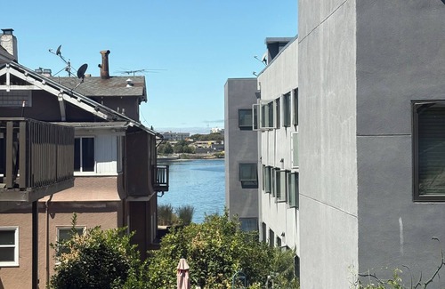 Cleveland Heights Apartment | Charming 2-bedroom apartment in Oakland with WiFi. Lake view