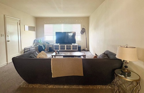 Cleveland Heights Apartment | Charming 2-bedroom apartment in Oakland with WiFi. Lake view