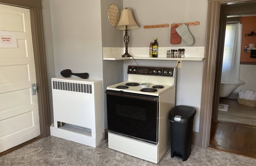 Auburn Apartment | Charming 2 bedroom apt in quiet neighborhood