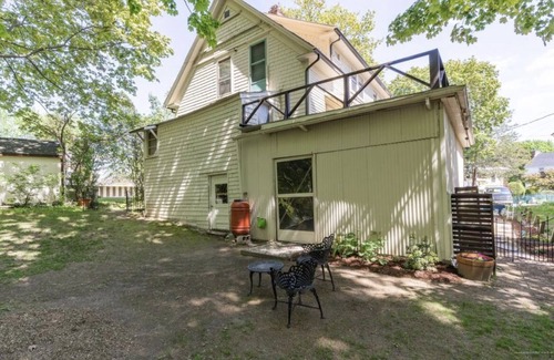 Auburn Apartment | Charming 2 bedroom apt in quiet neighborhood