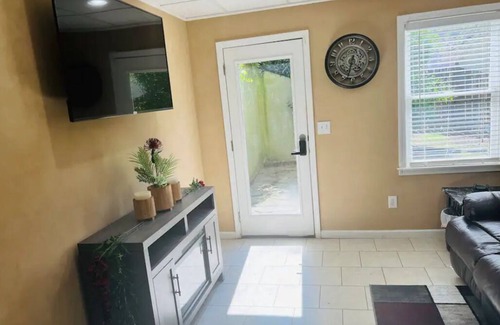 Acworth House | Charming 2-bedroom basement suite-15 min from Lakepoint Sports private entrance