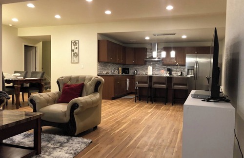 Aurora House | Charming 2-bedroom basement Apartment with AC and WiFi in terrific Aurora