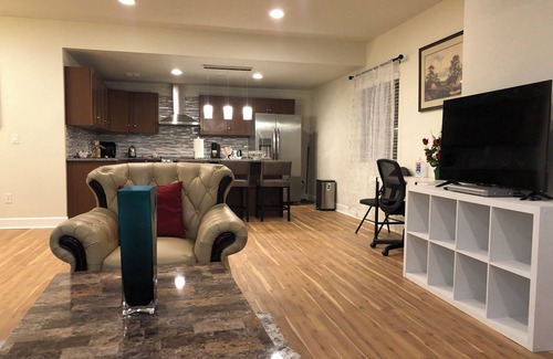 Aurora House | Charming 2-bedroom basement Apartment with AC and WiFi in terrific Aurora