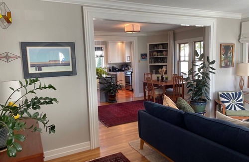 Petaluma House | Charming 2 bedroom bungalow walkable to downtown