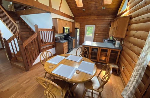 Elkton Cabin | Charming 2-bedroom cabin close to Fair Hill on horse farm
