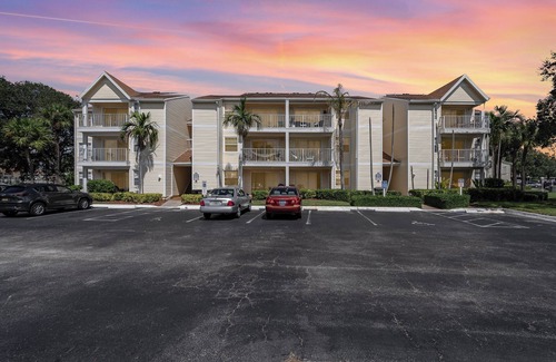 Ocean Side Village Condo | Charming 2-bedroom condo with WiFi, AC in awesome Melbourne.0.5 miles from Beach