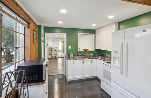 Kendall Cottage | Charming 2-bedroom cottage on crystal clear Gravel Lake