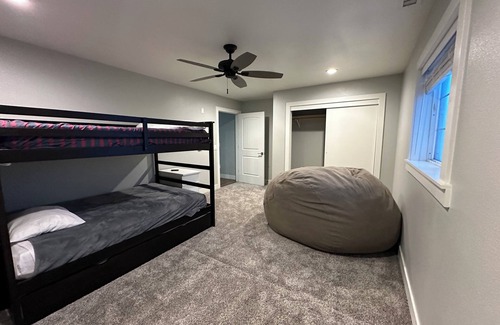 Wapato Other | Charming 2-bedroom farmhouse in adorable Wapato with AC, WiFi