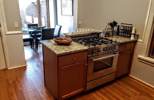 Sheffield and DePaul House | Charming 2 Bedroom Flat, in heart of Lincoln Park