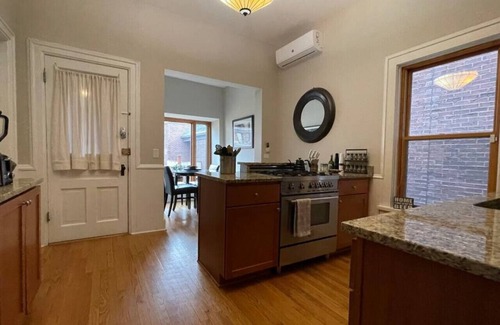 Sheffield and DePaul House | Charming 2 Bedroom Flat, in heart of Lincoln Park