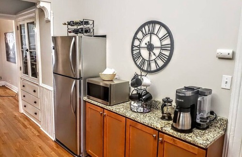 Sheffield and DePaul House | Charming 2 Bedroom Flat, in heart of Lincoln Park