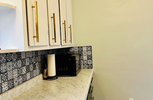 Clear Lake House | Charming 2-bedroom house, Walk to tranquil Clear Lake