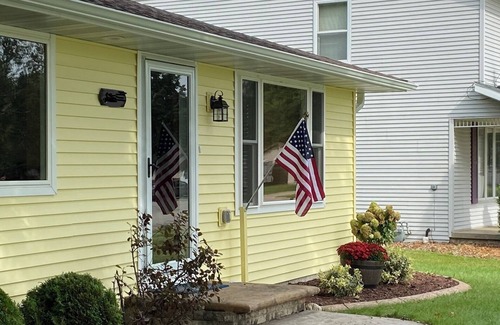 Bellevue House | Charming 2-bedroom home 15 minutes to Lambeau Field
