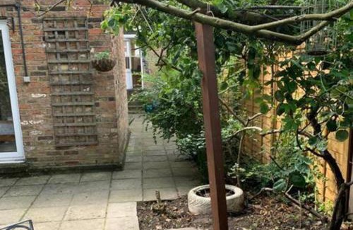 Highbury West Apartment | Charming 2 Bedroom Home 3 mins from Arsenal Station